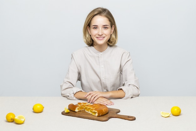 Garota está cozinhando torta