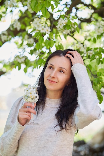 Garota estética praticando meditação de respiração espiritual fora Conectando-se com a natureza Trabalho de respiração Conceito de saúde mental Estilo de vida de bem-estar Vibrações de primavera de árvore florescendo