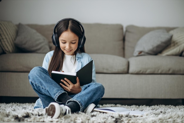 Garota estudando em casa e ouvindo música