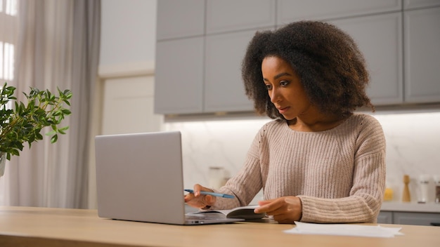 garota estudante afro-americana mulher étnica estudando com laptop em casa trabalhando em quarentena distante