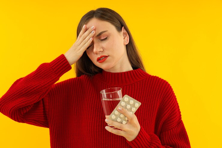 Foto garota exausta com um suéter vermelho sobre um fundo amarelo