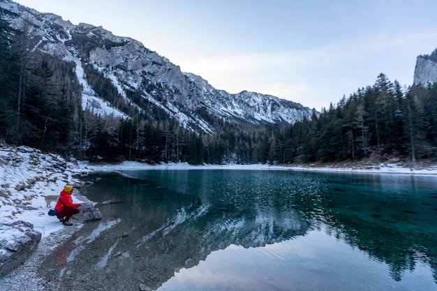 Foto garota faz foto no lago de montanha grüner see