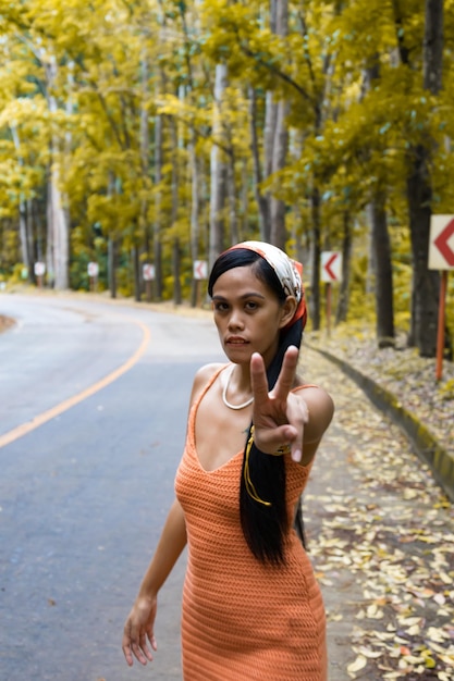 Foto garota fazendo as pazes na estrada