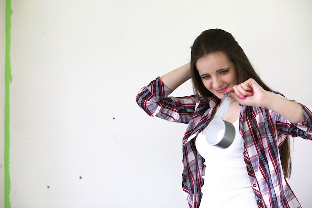 Foto garota fazendo consertos no apartamento em um dia de trabalho