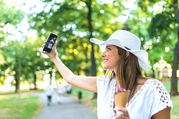 Garota fazendo uma selfie