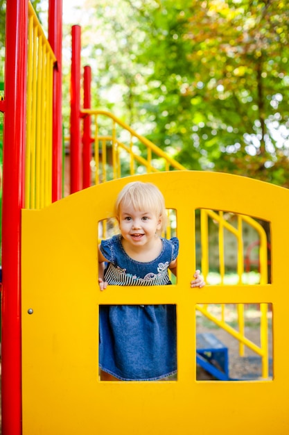 Garota feliz brincando no playground