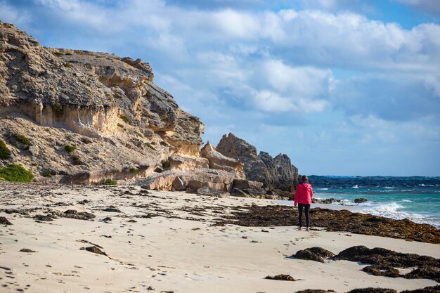 garota feliz caminha na famosa praia de arraias na baía de hamelin, perto do rio margaret, na austrália ocidental