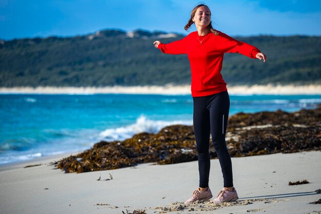 garota feliz caminha na famosa praia de arraias na baía de hamelin, perto do rio margaret, na austrália ocidental