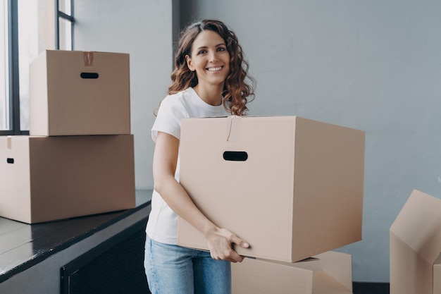 Garota feliz carregando caixa Novo conceito de casa e independência Maquete de publicidade de hipoteca imobiliária