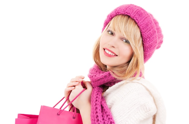 garota feliz com chapéu e sacolas de compras cor de rosa