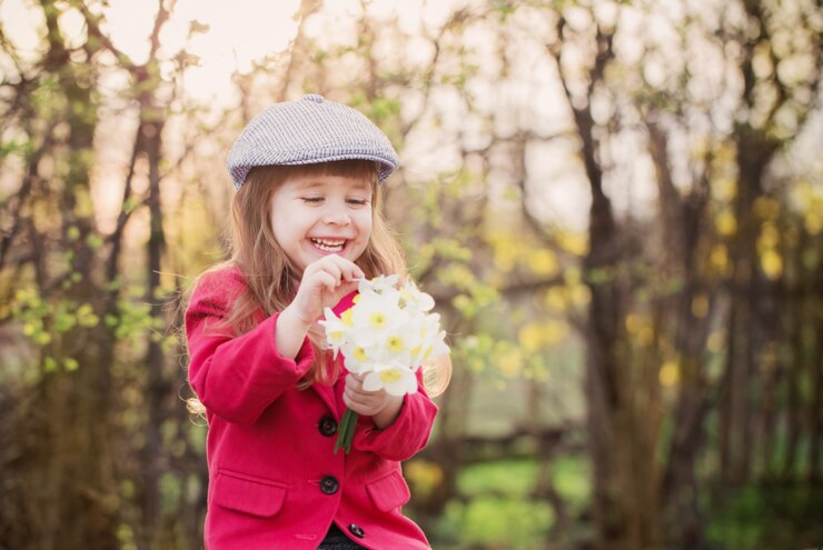 Foto garota feliz com flores da primavera