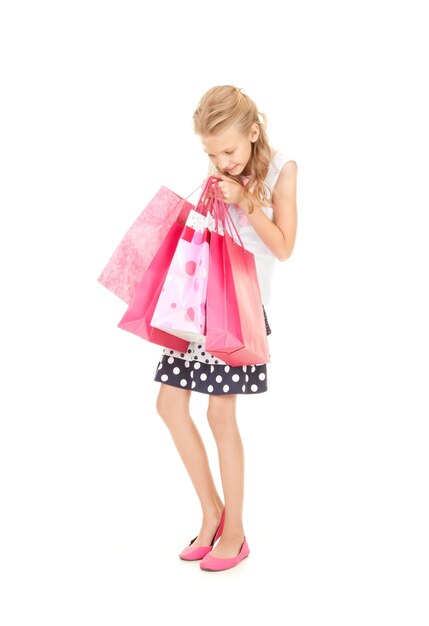 garota feliz com sacolas de compras sobre branco