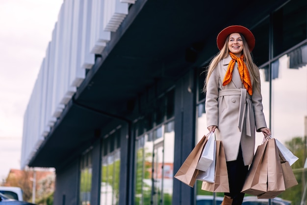 Garota feliz com sacolas de compras