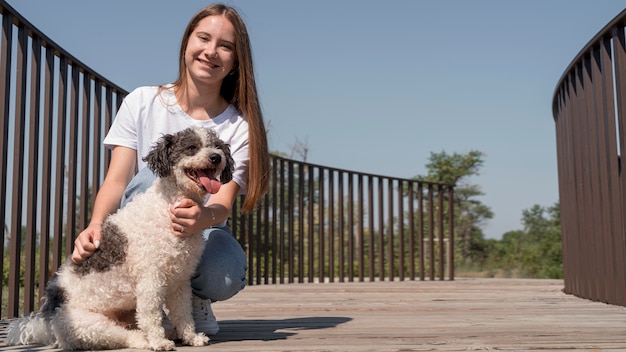 Garota feliz com um cachorro fofo