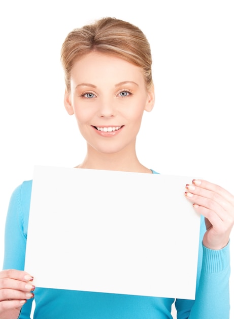 garota feliz com um quadro em branco sobre uma parede branca