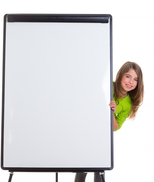 Garota feliz de criança com flip-chart em branco branco cópia espaço