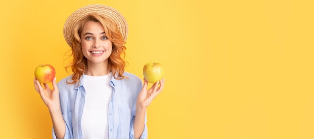 Garota feliz de maçã de verão com vitamina de frutas de maçã e mulher de dieta com chapéu de palha comendo comida saudável Banner de retrato de rosto isolado de mulher com espaço de cópia simulado
