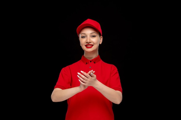 Garota feliz do dia da camisa vermelha batendo palmas em um boné vermelho vestindo camisa com batom