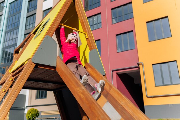 Garota feliz e garoto brincando no slide garota no playground