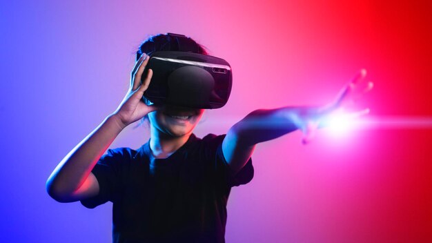 Garota feliz em copos de realidade virtual. Realidade aumentada, ciência, conceito de tecnologia do futuro. VR. Óculos 3d futuristas com projeção virtual. Luz neon.