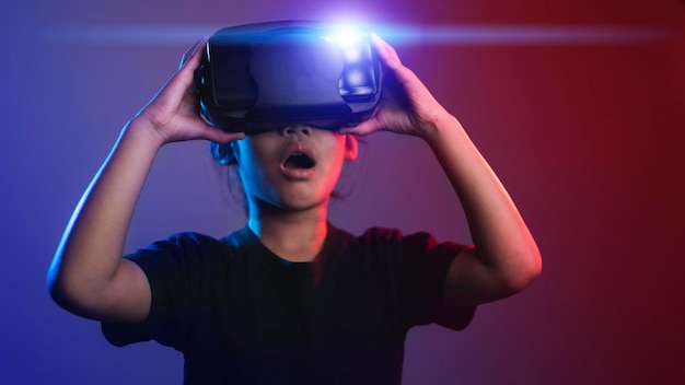 Garota feliz em copos de realidade virtual. Realidade aumentada, ciência, conceito de tecnologia do futuro. VR. Óculos 3d futuristas com projeção virtual. Luz neon.