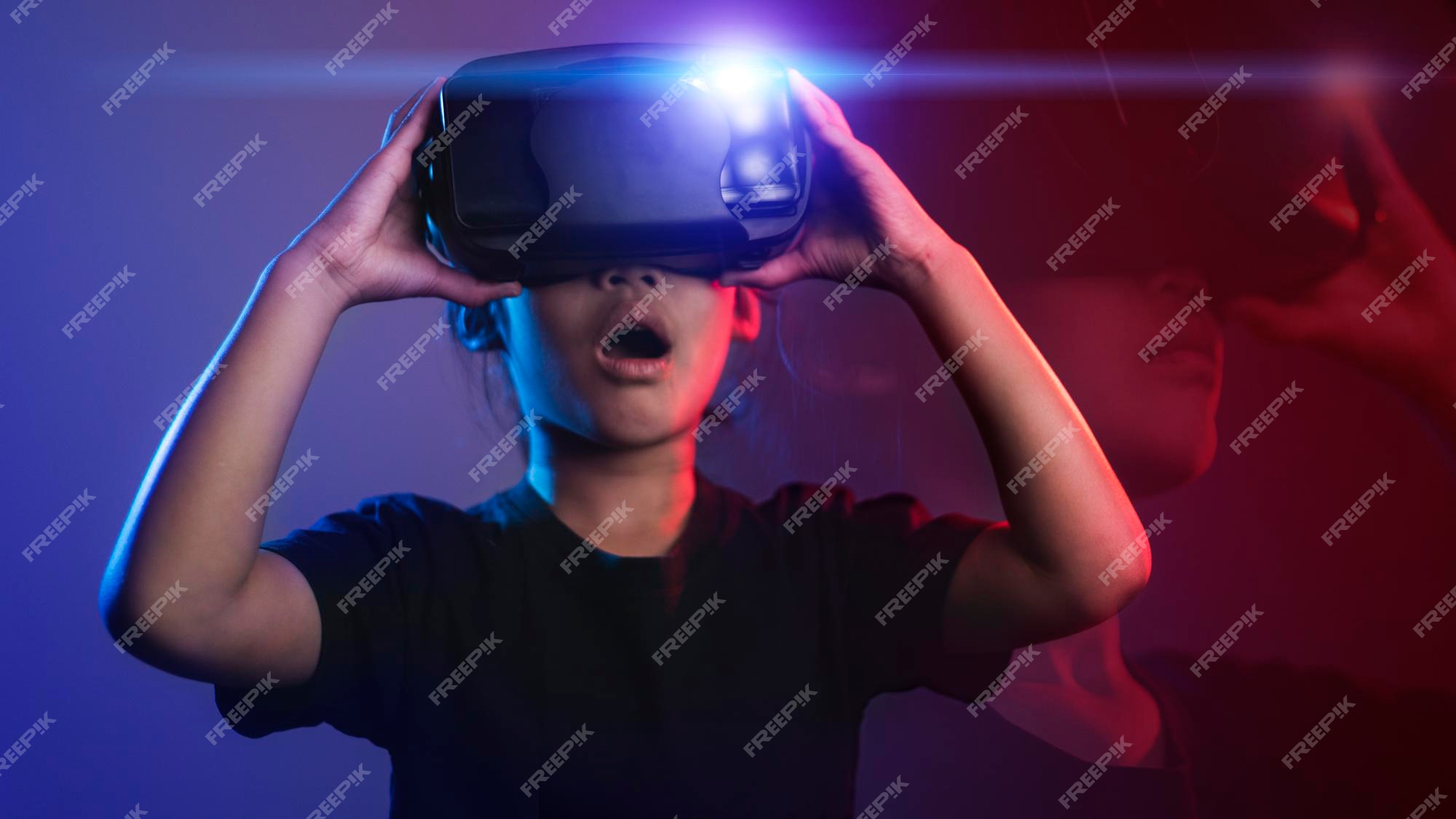 Rapariga Atraente Jogando Jogo Vídeo Com Papelão Virtual Realidade