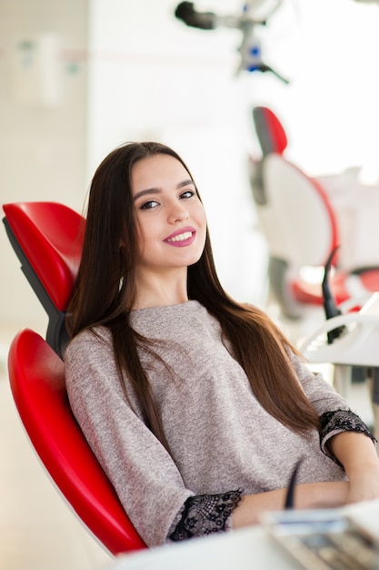 Garota feliz em odontologia.