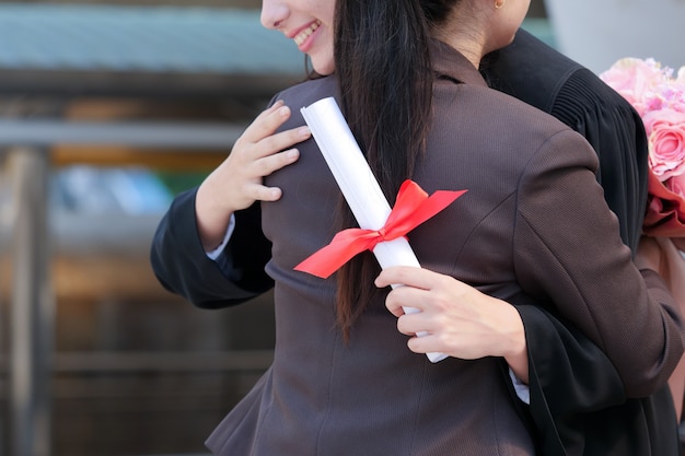 Garota feliz em seu dia de formatura.