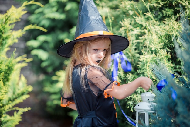 Garota feliz em traje de halloween