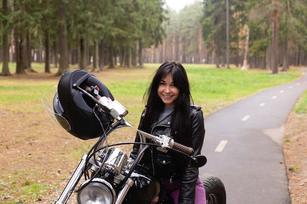 Garota feliz em uma motocicleta