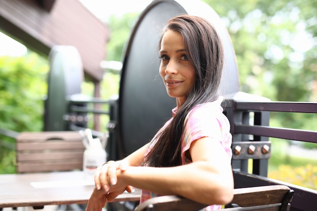 Garota feliz esperando o pedido em um restaurante vazio