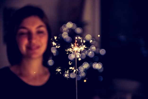 Garota feliz está segurando um diamante na época do Natal