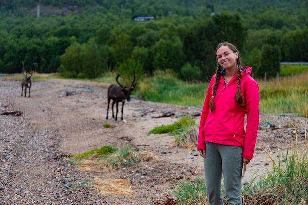 garota feliz experimenta encontro próximo com renas selvagens na noruega, vida selvagem da noruega