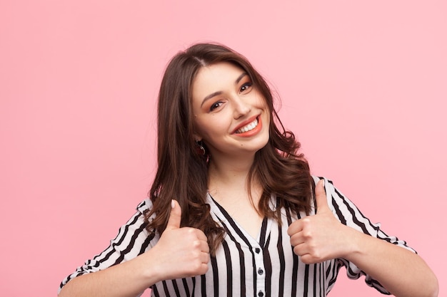 Garota feliz, gesticulando polegares para cima