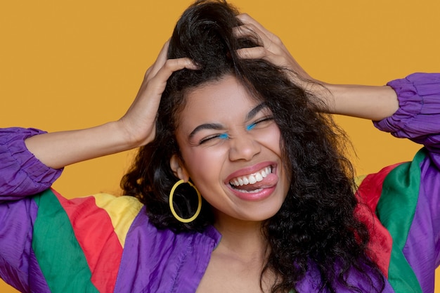 Garota feliz. linda garota morena com uma jaqueta brilhante e sorrindo feliz