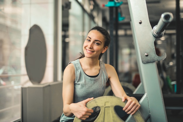 Garota feliz na Academia