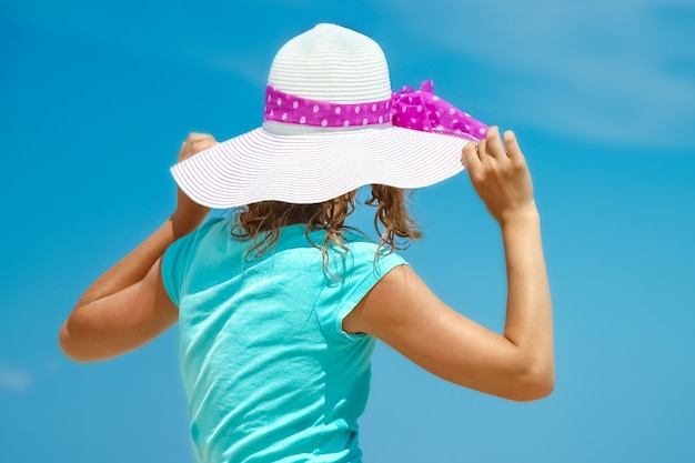 Foto garota feliz no mar na grécia, na natureza de areia