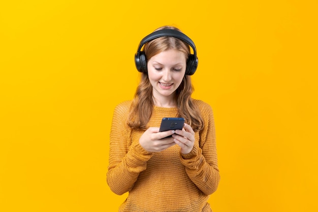 Garota feliz se comunica via comunicação de vídeo usando um telefone celular