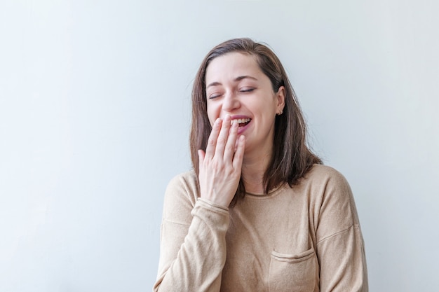 Garota feliz sorrindo. Retrato beleza jovem feliz positivo rir morena mulher