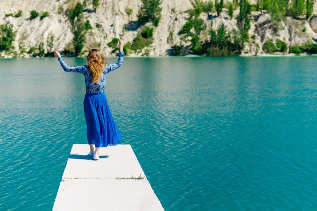 Garota feliz turista casual do lado de fora no destino de férias tropicais. viagens e férias. conceito de liberdade. mulher sobre a água azul