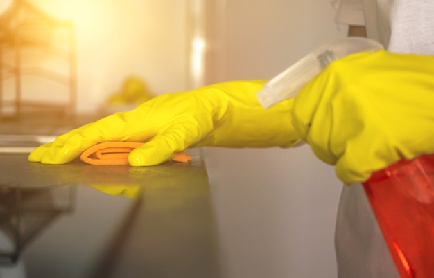 Garota feminina está cuidando de limpar a cozinha, foto de fundo do conceito de trabalho doméstico