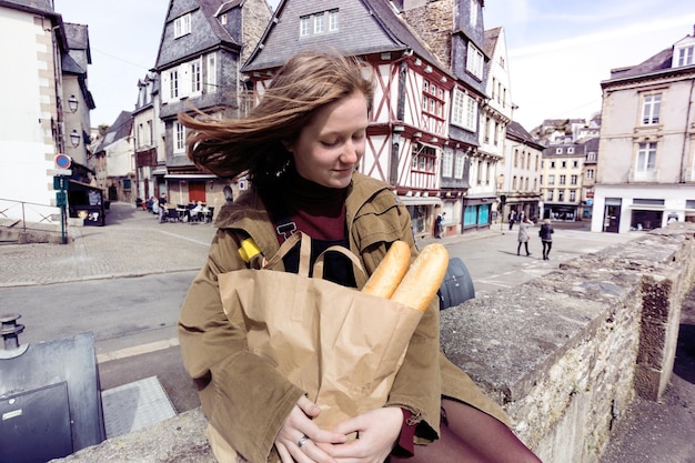 Garota francesa com baguetes