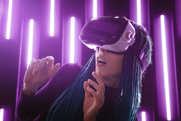 Garota futurista com fone de ouvido de realidade virtual