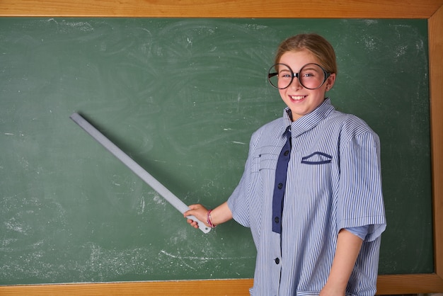 Garota garoto engraçado na fantasia de professora