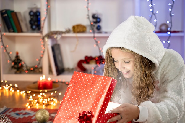 Garota garoto feliz com caixa de presente em clima de natal