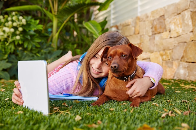 Garota garoto loiro selfie foto tablet pc e cachorro