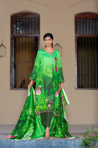 Garota gostosa usando vestido floral verde segurando Dupatta com atitude para ensaio de moda no lugar antigo