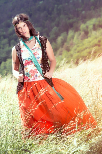 Garota hippie em um prado ventoso