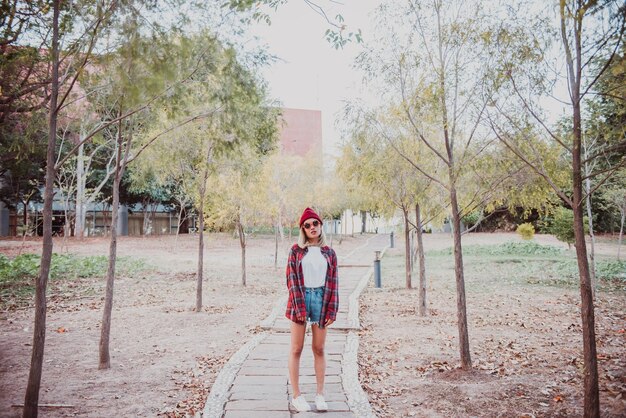 Garota hipster asiática posar para tirar uma foto estilo vintage