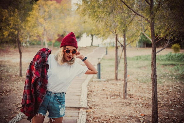 Garota hipster asiática posar para tirar uma foto estilo vintage